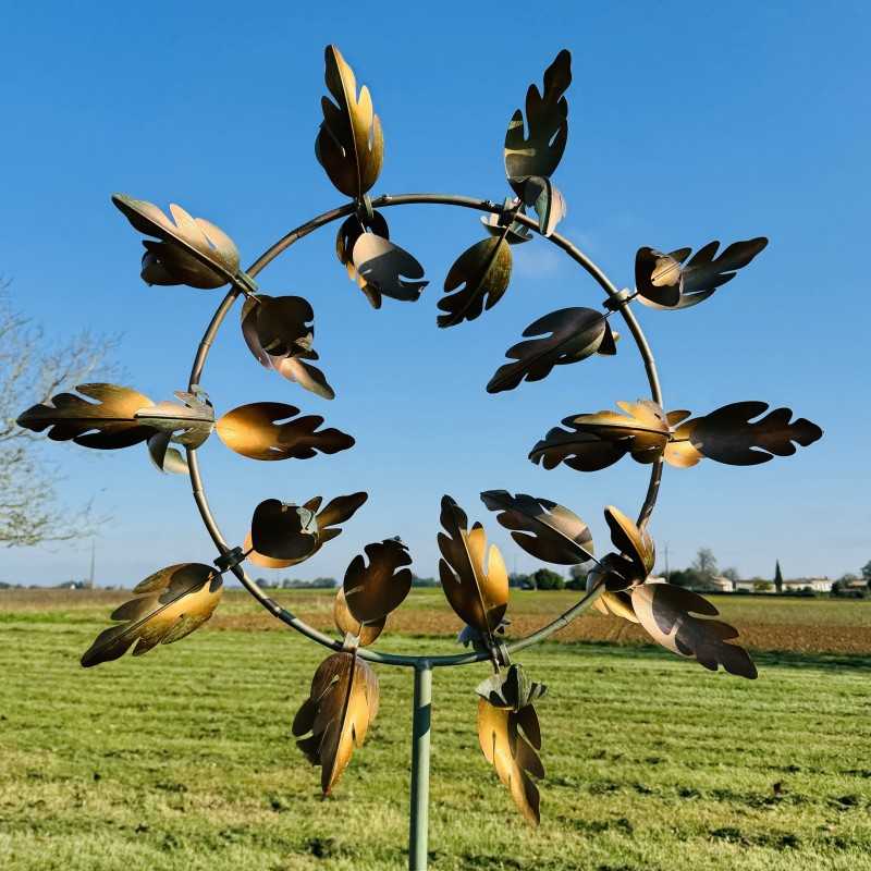 Dekorative Gartenwindmühle aus patiniertem Metall – Eleganz und Bewegung für Ihren Außenbereich, Frontalansicht
