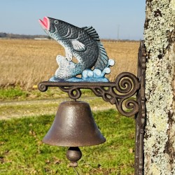 Wand-Gusseisenglocke, an einer Gartenmauer befestigt