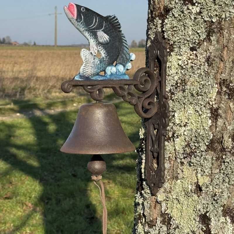 Nahaufnahme der Gusseisen-Glocke mit ihrem 30 cm langen Seil