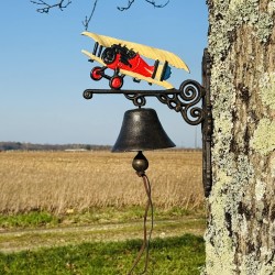 Nahaufnahme der antikbraunen Glocke mit farbigem Flugzeugmotiv
