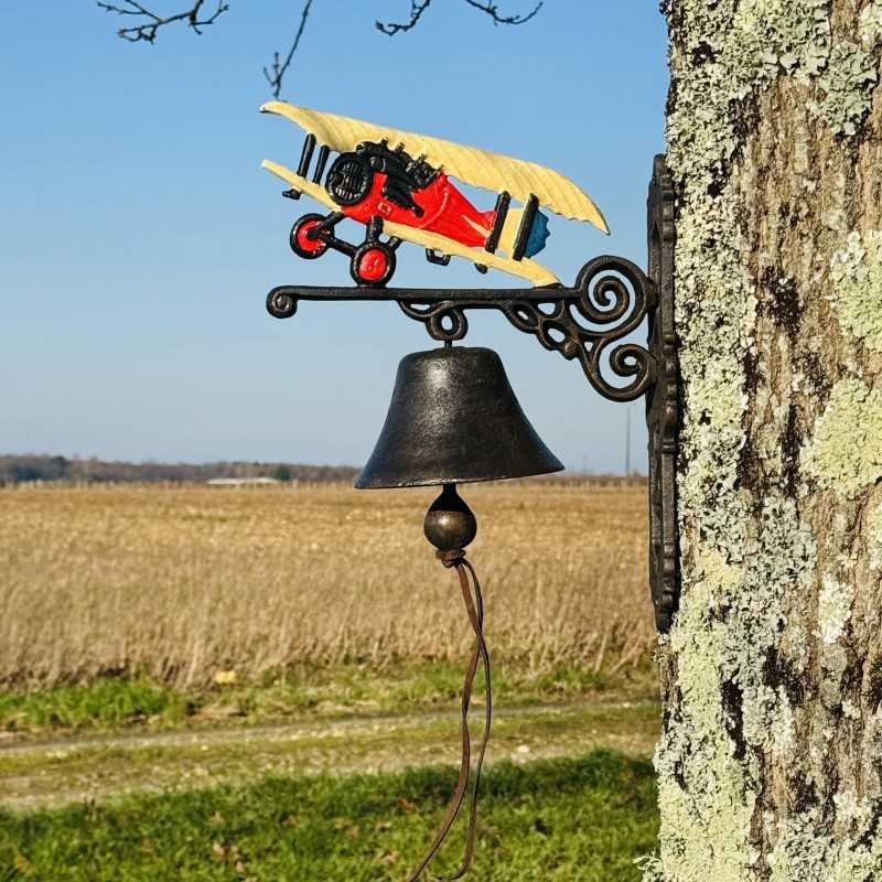 Nahaufnahme der antikbraunen Glocke mit farbigem Flugzeugmotiv