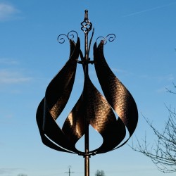 Dekorative Gartenwindmühle aus Metall in kupferfarbener Ausführung Modell Rivau vor blauem Himmel