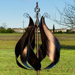 Dekorative Gartenwindmühle aus Metall in kupferfarbener Ausführung Modell Rivau Nahaufnahme