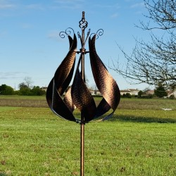 Dekorative Gartenwindmühle aus Metall in kupferfarbener Ausführung Modell Rivau Inszenierung
