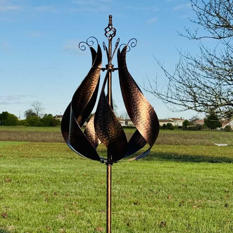 Dekorative Gartenwindmühle aus Metall in kupferfarbener Ausführung Modell Rivau Inszenierung