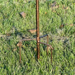Dekorative Gartenwindmühle aus Metall in kupferfarbener Ausführung, Modell Rivau, Ansicht der Verankerung mit drei Krallen