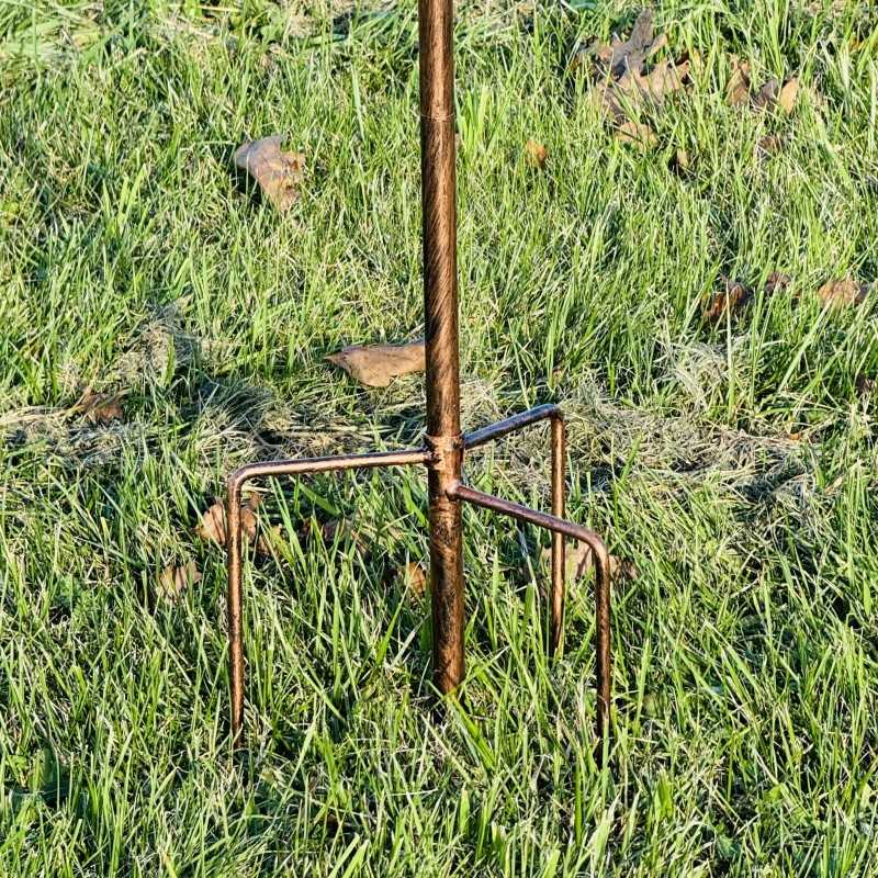 Dekorative Gartenwindmühle aus Metall in kupferfarbener Ausführung, Modell Rivau, Ansicht der Verankerung mit drei Krallen
