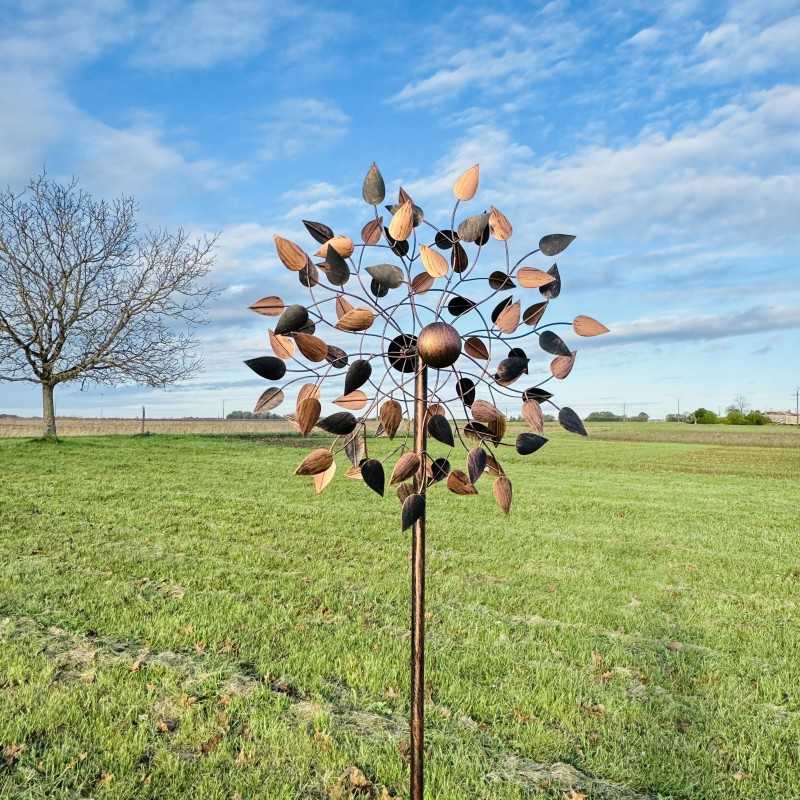 Amboise, dekorative Gartenwindmühle aus kupferfarbenem Metall im Garten