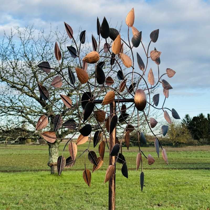 Amboise, dekorative Gartenwindmühle aus kupferfarbenem Metall, seitliche Ansicht im Garten