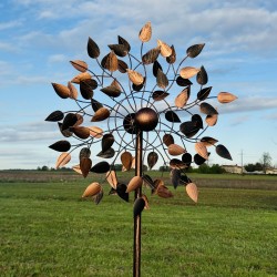 Detail der kupferfarbenen Blätter der dekorativen Gartenwindmühle Amboise, die sich im Wind dreht