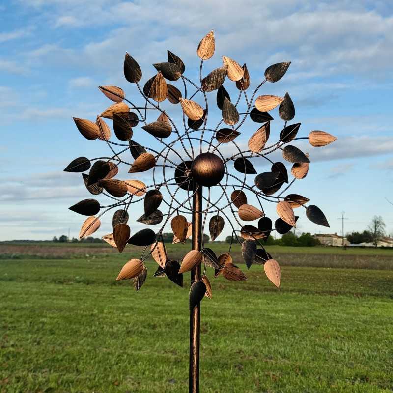 Detail der kupferfarbenen Blätter der dekorativen Gartenwindmühle Amboise, die sich im Wind dreht