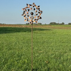 Vollansicht der dekorativen Gartenwindmühle Amboise, 212 cm hoch, in ländlicher Umgebung