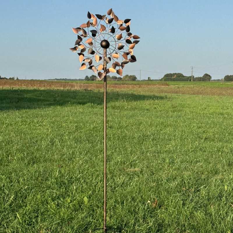 Vollansicht der dekorativen Gartenwindmühle Amboise, 212 cm hoch, in ländlicher Umgebung