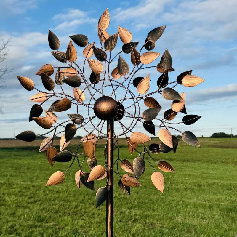 Dekorative Gartenwindmühle Amboise im vollen Licht, die kupferne Reflexe einfängt