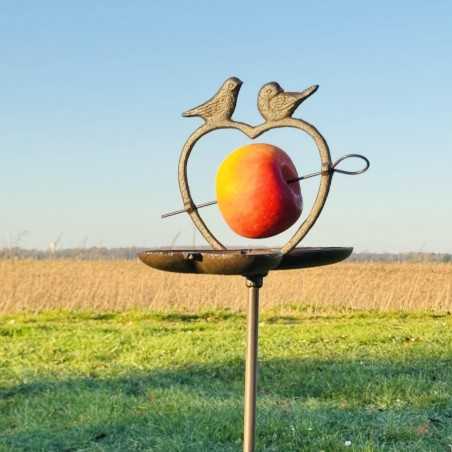 Detail der kleinen dekorativen Vögel am Futterhaus aus Metall.