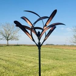 kupferfarbene dekorative Gartenwindmühle, Nahaufnahme