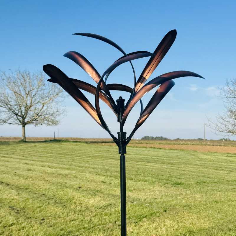 kupferfarbene dekorative Gartenwindmühle, Nahaufnahme