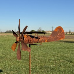 Metall-Dekorative Gartenwindmühle in Flugzeugform mit Rostpatina, installiert im Garten
