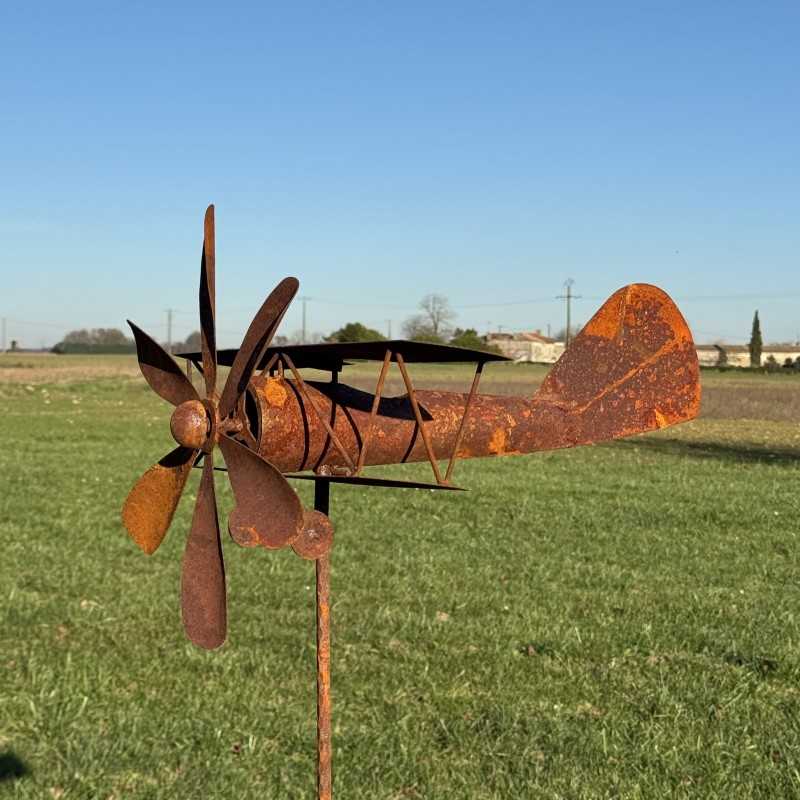 Metall-Dekorative Gartenwindmühle in Flugzeugform mit Rostpatina, installiert im Garten