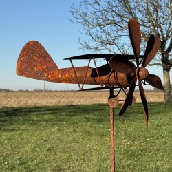 Detail der funktionalen Rotorblätter der dekorativen Gartenwindmühle Flugzeug