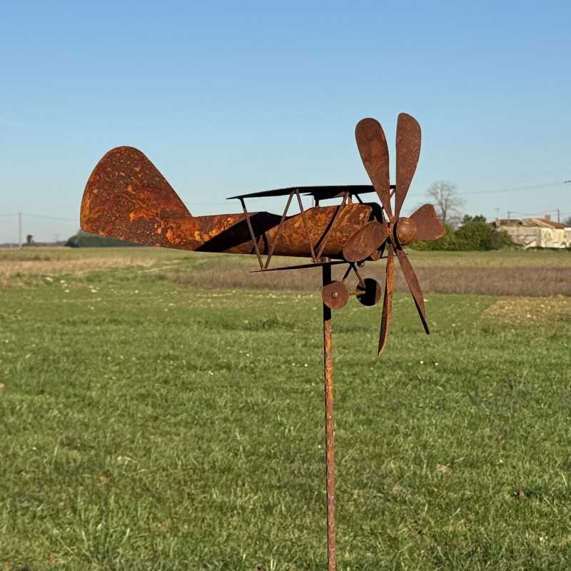 Flugzeug dekorative Gartenwindmühle aus rostigem Metall – Ein Hauch Vintage für Ihren Außenbereich