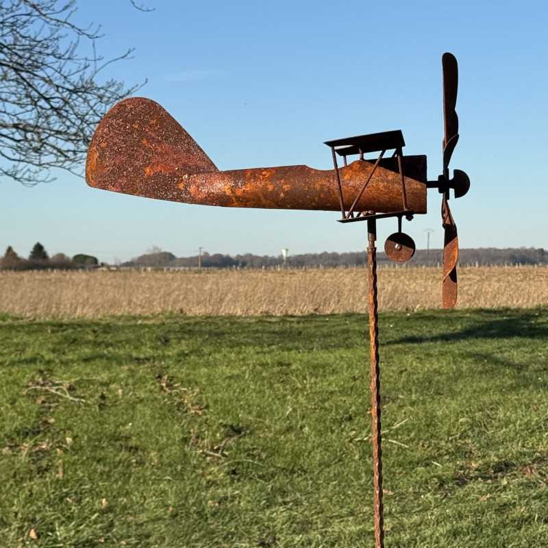 Vollansicht der dekorativen Gartenwindmühle in Flugzeugform mit einer Höhe von 193 cm