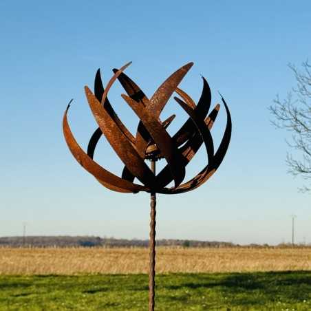 Dekorative Gartenwindmühle aus rostigem Metall, 220 cm hoch, im Garten aufgestellt