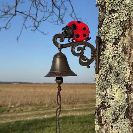 Detail des roten Marienkäfers an der Gusseisen-Glocke für die Wandmontage