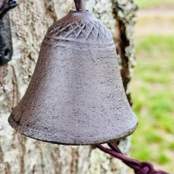 Detailansicht der kleinen gusseisernen Glocke mit beweglichem Klöppel