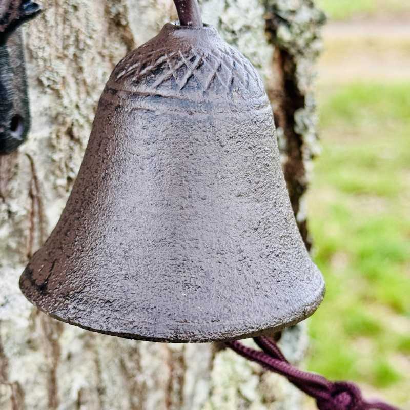 Detailansicht der kleinen gusseisernen Glocke mit beweglichem Klöppel