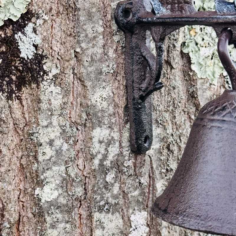 Rückansicht der Katzen-Türglocke mit drei Befestigungspunkten