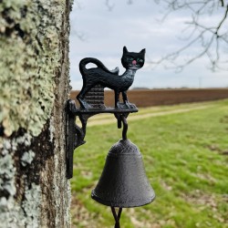 Wandglocke mit schwarzer Katze als farbenfrohe Gartendekoration