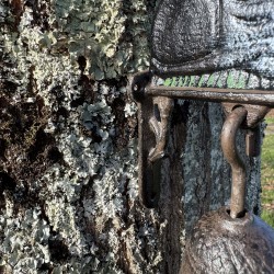 Wandglocke aus Gusseisen mit schwarzer Katze, Ansicht der Befestigungspunkte