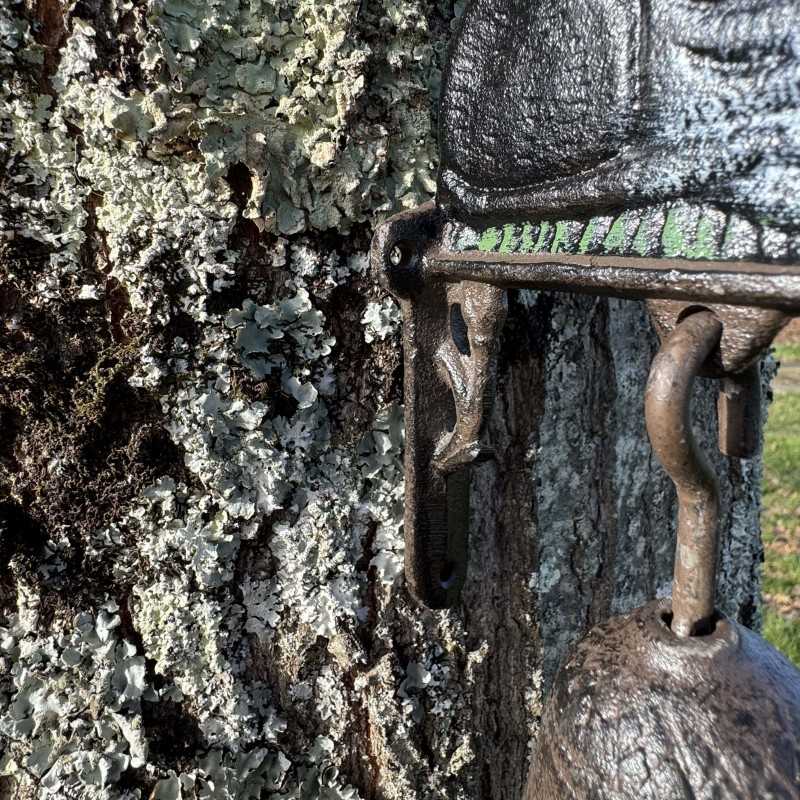 Wandglocke aus Gusseisen mit schwarzer Katze, Ansicht der Befestigungspunkte
