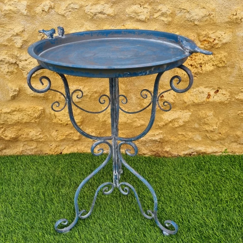 Dekoratives Vogelbad aus Metall mit blauer Vintage-Patina