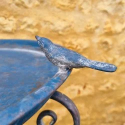 Detail der dekorativen Vögel am blau patinierten Vogelbad