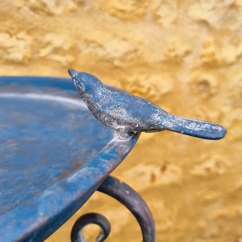 Detail der dekorativen Vögel am blau patinierten Vogelbad