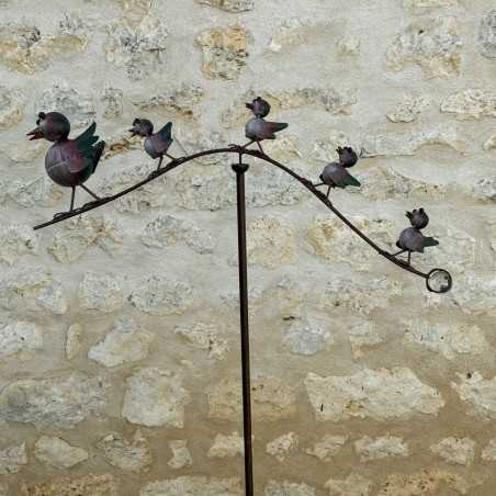 Mobiles Gartenobjekt aus patiniertem Metall (Grün- und Rottöne) mit Vogelfamilie auf Bogen – 158 cm – Lézard du Jardin
