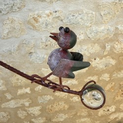 Metall-Gartenmobilé mit Patina, Ansicht des Gegengewichts aus Glas