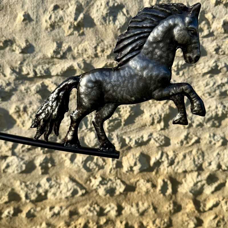 Gartenmobilé aus Edelstahl mit aufbäumendem Pferd – Detailansicht des Pferdes