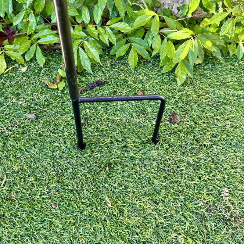 Gartenmobilé aus Edelstahl mit aufbäumendem Pferd, Ansicht der Verankerung