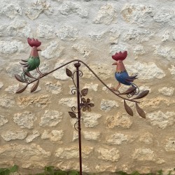 Mobiles dekoratives Windrad für den Garten Hühner aus lackiertem Metall – 124 cm – Bunte Gartenskulptur – Lézard du Jardin