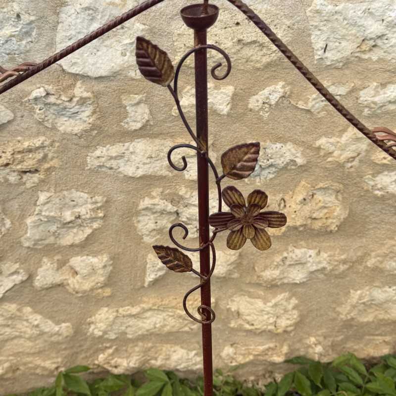 Mobiles dekoratives Windrad für den Garten Hühner aus lackiertem Metall mit Detail am Zapfen