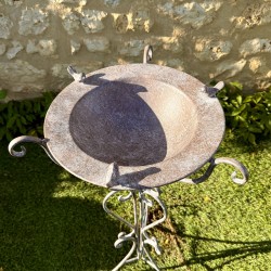 Vogelbad auf Metallfuß mit Patina, Draufsicht