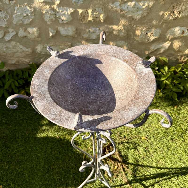 Vogelbad auf Metallfuß mit Patina, Draufsicht