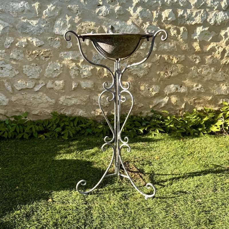 Vogelbad auf Fuß aus patiniertem Metall