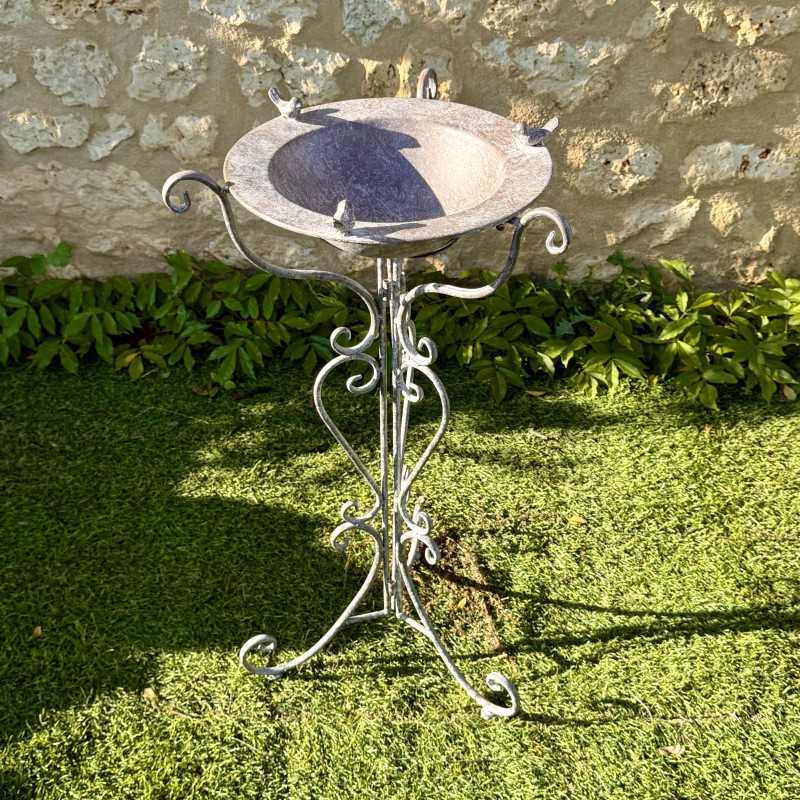 Vogelbad auf Metallfuß mit Patina – Der stille Gartenbrunnen