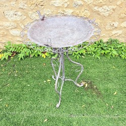 Vogelbad mit geschwungenem Metallgestell und Voluten – 74 cm