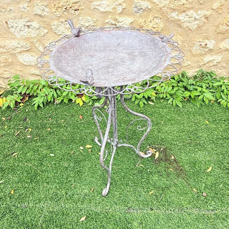 Vogelbad mit geschwungenem Metallgestell und Voluten – 74 cm
