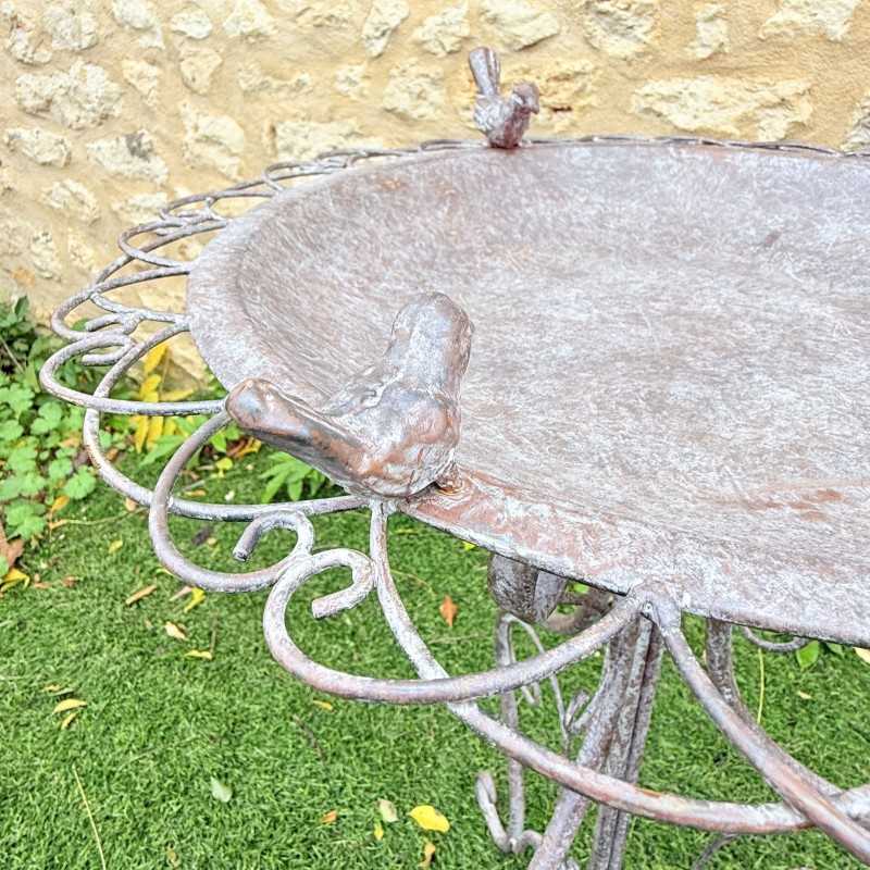 Dekorativer Vogelbad mit Patina-Detail